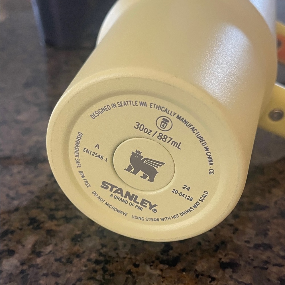Stanley Bright Yellow Travel Mug 30 oz - Picture 6 of 8